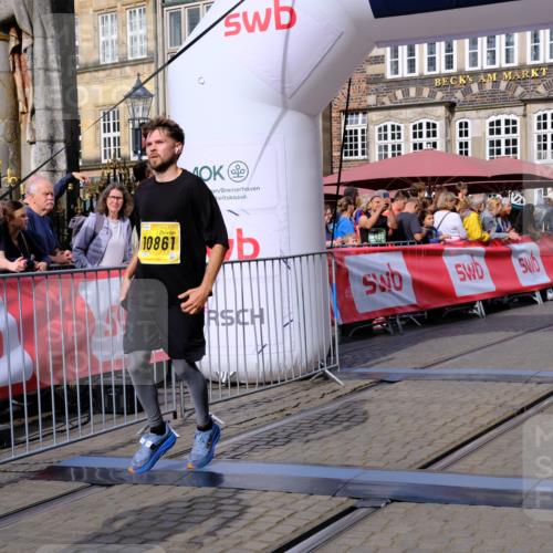 13.09.2026 - 21. swb-Marathon Bremen Tim E. http://msf.ph/oto/10302355 13.09.2026 10:44:56 Ziel 10454, 10806, 10861, 11438, 11615, 11692, 11704, 12425, 12473 meine-sportfotos.de