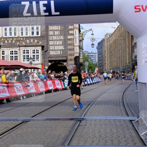 13.09.2026 - 21. swb-Marathon Bremen Tim E. http://msf.ph/oto/10302362 13.09.2026 10:44:58 Ziel 10454, 10806, 10861, 11615, 11692, 11704, 12425, 12473 meine-sportfotos.de