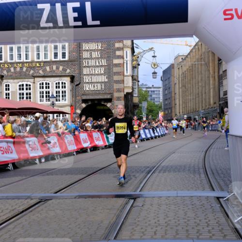 13.09.2026 - 21. swb-Marathon Bremen Tim E. http://msf.ph/oto/10302368 13.09.2026 10:44:58 Ziel 10454, 10806, 10861, 11615, 11692, 11704, 12425, 12473 meine-sportfotos.de