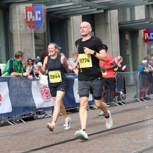 13.09.2026 - 21. swb-Marathon Bremen Strokosch-Dieckow http://msf.ph/oto/10302415 13.09.2026 10:50:33 Ziel 10200, 10267, 10537, 10764, 11076, 11087, 11170, 11625, 11626, 11753, 11961, 12004, 12052, 12070, 12179, 12303, 12309, 12351, 12407, 12488, 12560, 13544, 10170, 10233, 10525, 10840, 10923, 11111, 11178, 11220, 11276, 11497, 11499, 11622, 11664, 11680, 11742, 11774, 12045, 12078, 12269, 12309, 12447, 13562 meine-sportfotos.de