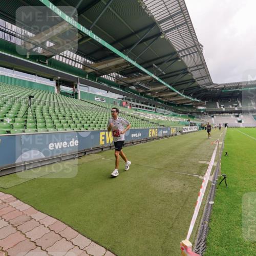 13.09.2026 - 21. swb-Marathon Bremen Michael Burmester http://msf.ph/oto/10302428 13.09.2026 12:26:54 Laufen im Stadion 103, 206, 238, 322, 420, 447, 841, 875, 968, 1187, 1352, 1840, 2032, 2044, 2143, 129, 149, 236, 289, 798, 1483, 1490, 1567 meine-sportfotos.de