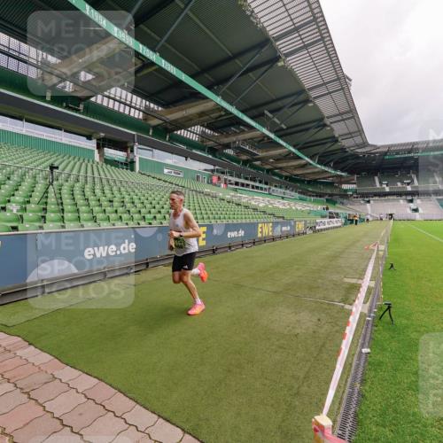 13.09.2026 - 21. swb-Marathon Bremen Michael Burmester http://msf.ph/oto/10302441 13.09.2026 12:27:03 Laufen im Stadion 103, 206, 238, 322, 420, 447, 841, 875, 1187, 1352, 1840, 2032, 2044, 2143, 4264, 129, 149, 236, 289, 798, 1483, 1490, 1567 meine-sportfotos.de