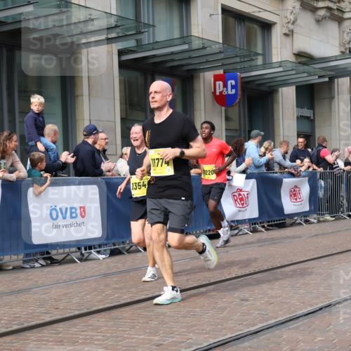 13.09.2026 - 21. swb-Marathon Bremen Strokosch-Dieckow http://msf.ph/oto/10302445 13.09.2026 10:50:34 Ziel 10200, 10267, 10537, 10764, 11076, 11087, 11170, 11339, 11625, 11626, 11753, 11961, 12004, 12052, 12070, 12179, 12303, 12351, 12407, 12488, 12560, 13544, 10170, 10233, 10525, 10840, 10923, 11178, 11220, 11276, 11497, 11499, 11622, 11664, 11680, 11742, 11774, 12045, 12078, 12269, 12309, 12447, 13562 meine-sportfotos.de