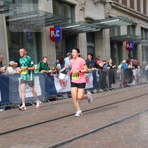 13.09.2026 - 21. swb-Marathon Bremen Strokosch-Dieckow http://msf.ph/oto/10302493 13.09.2026 10:50:36 Ziel 10200, 10267, 10537, 10764, 11076, 11087, 11170, 11339, 11625, 11626, 11753, 11961, 12004, 12070, 12179, 12303, 12351, 12407, 12488, 12560, 13544, 10170, 10233, 10525, 10840, 10923, 11178, 11220, 11276, 11497, 11499, 11622, 11664, 11680, 11742, 11774, 12045, 12052, 12078, 12269, 12309, 12447, 13544, 13562 meine-sportfotos.de