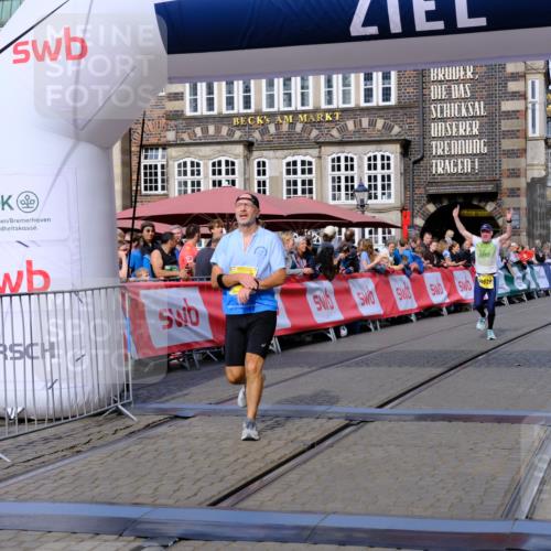 13.09.2026 - 21. swb-Marathon Bremen Tim E. http://msf.ph/oto/10302518 13.09.2026 10:45:07 Ziel 10266, 10628, 10735, 10861, 11692, 11704, 12302, 12425 meine-sportfotos.de