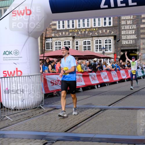 13.09.2026 - 21. swb-Marathon Bremen Tim E. http://msf.ph/oto/10302526 13.09.2026 10:45:08 Ziel 10266, 10628, 10735, 11692, 11704, 12302, 12425 meine-sportfotos.de