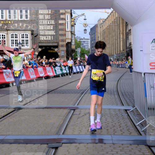 13.09.2026 - 21. swb-Marathon Bremen Tim E. http://msf.ph/oto/10302547 13.09.2026 10:45:09 Ziel 10266, 10628, 10735, 11692, 11704, 12302, 12425 meine-sportfotos.de