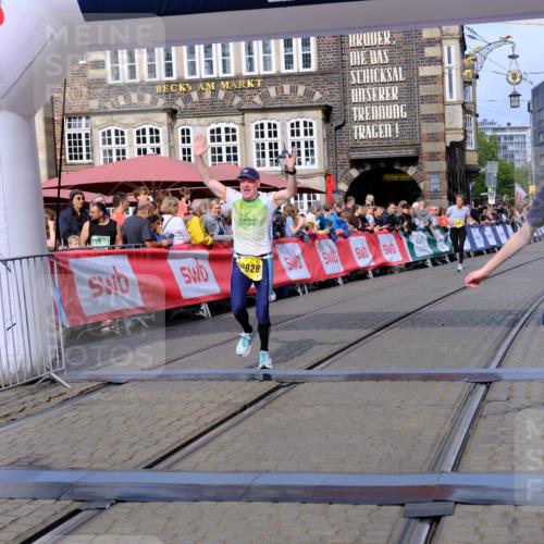 13.09.2026 - 21. swb-Marathon Bremen Tim E. http://msf.ph/oto/10302552 13.09.2026 10:45:09 Ziel 10266, 10628, 10735, 11692, 11704, 12302, 12425 meine-sportfotos.de