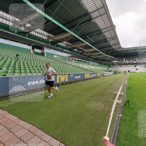 13.09.2026 - 21. swb-Marathon Bremen Michael Burmester http://msf.ph/oto/10302553 13.09.2026 12:30:43 Laufen im Stadion 314, 520, 547, 573, 1168, 1214, 1357, 1453, 1639, 4474, 5212, 6485, 6507, 8285, 103, 206, 238, 322, 420, 553, 574, 841, 875, 1161, 1256, 1352, 1525, 1724, 1917, 2032, 3662, 4264 meine-sportfotos.de