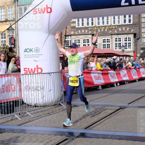 13.09.2026 - 21. swb-Marathon Bremen Tim E. http://msf.ph/oto/10302576 13.09.2026 10:45:10 Ziel 10266, 10628, 10735, 11692, 11704, 12302, 12425 meine-sportfotos.de