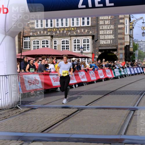 13.09.2026 - 21. swb-Marathon Bremen Tim E. http://msf.ph/oto/10302613 13.09.2026 10:45:13 Ziel 10096, 10266, 10628, 10735, 11692, 12302, 12425 meine-sportfotos.de