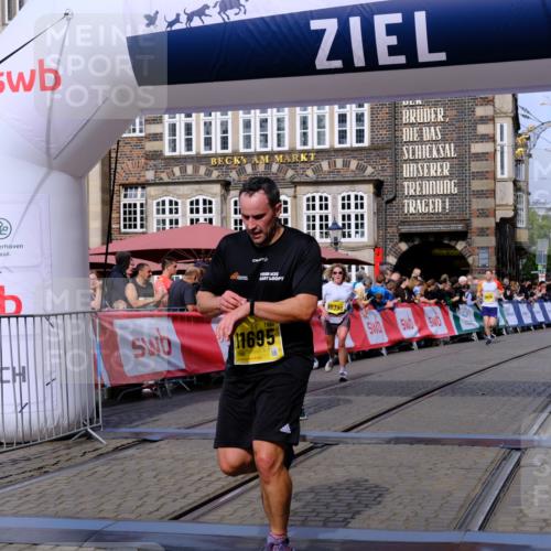 13.09.2026 - 21. swb-Marathon Bremen Tim E. http://msf.ph/oto/10302839 13.09.2026 10:45:34 Ziel 10143, 10214, 10398, 10866, 11020, 11396, 11478, 11695, 11835, 12054, 12475, 12534, 13591 meine-sportfotos.de