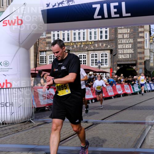 13.09.2026 - 21. swb-Marathon Bremen Tim E. http://msf.ph/oto/10302847 13.09.2026 10:45:34 Ziel 10143, 10214, 10398, 10866, 11020, 11396, 11478, 11695, 11835, 12054, 12475, 12534, 13591 meine-sportfotos.de