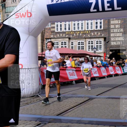 13.09.2026 - 21. swb-Marathon Bremen Tim E. http://msf.ph/oto/10302854 13.09.2026 10:45:35 Ziel 10143, 10214, 10318, 10398, 10866, 11020, 11396, 11478, 11695, 11835, 12054, 12475, 12534 meine-sportfotos.de