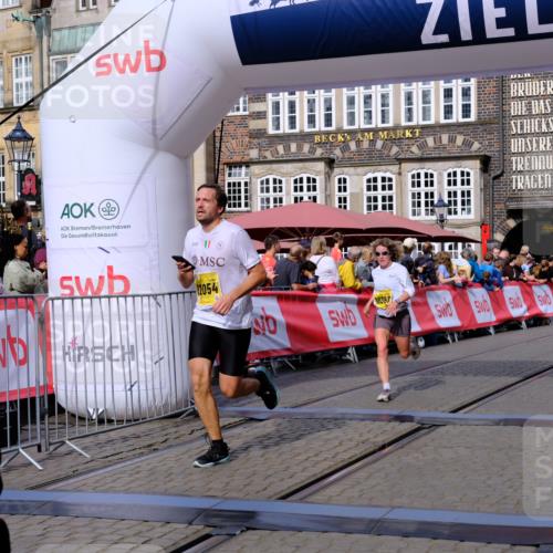 13.09.2026 - 21. swb-Marathon Bremen Tim E. http://msf.ph/oto/10302861 13.09.2026 10:45:35 Ziel 10143, 10214, 10318, 10398, 10866, 11020, 11396, 11478, 11695, 11835, 12054, 12475, 12534 meine-sportfotos.de