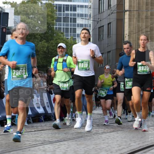 13.09.2026 - 21. swb-Marathon Bremen Strokosch-Dieckow http://msf.ph/oto/10302864 13.09.2026 13:22:56 Ziel 388, 913, 1933, 2402, 2481, 2771, 2806, 3855, 4483, 4697, 6707, 6891, 7586, 8547, 8551, 8694, 9090, 9510, 1809, 1900, 1935, 2367, 2827, 2914, 2961, 3098, 3233, 3374, 3729, 3920, 5114, 7909, 8231, 8304, 8377, 8671, 8672, 8732, 8787, 8819, 8820, 9921 meine-sportfotos.de