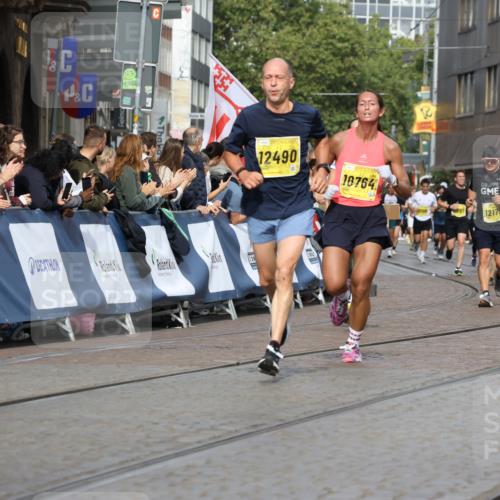 13.09.2026 - 21. swb-Marathon Bremen Strokosch-Dieckow http://msf.ph/oto/10303023 13.09.2026 10:50:50 Ziel 10170, 10233, 10525, 10840, 10923, 11220, 11276, 11622, 11664, 11680, 11742, 11774, 12045, 12052, 12078, 12309, 12447, 13562, 10200, 10537, 11087, 11170, 11339, 11625, 11626, 12004, 12179, 12303, 12351, 12407 meine-sportfotos.de