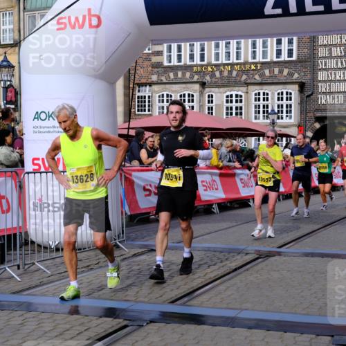 13.09.2026 - 21. swb-Marathon Bremen Tim E. http://msf.ph/oto/10303086 13.09.2026 10:45:56 Ziel 10352, 10464, 10536, 10541, 10583, 10987, 11015, 11063, 11088, 11209, 11232, 11279, 11559, 11749, 11762, 11845, 12087, 12290, 12355, 13532, 13595, 13628 meine-sportfotos.de
