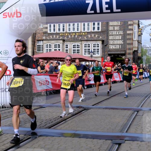 13.09.2026 - 21. swb-Marathon Bremen Tim E. http://msf.ph/oto/10303101 13.09.2026 10:45:57 Ziel 10352, 10464, 10536, 10541, 10583, 10987, 11015, 11063, 11088, 11209, 11279, 11559, 11749, 11762, 11845, 12087, 12290, 12355, 13532, 13595, 13628 meine-sportfotos.de