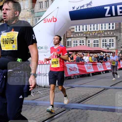 13.09.2026 - 21. swb-Marathon Bremen Tim E. http://msf.ph/oto/10303295 13.09.2026 10:46:06 Ziel 10436, 10464, 10541, 10583, 10987, 11015, 11063, 11279, 11559, 11762, 11845, 12033, 12069, 12087, 12556, 12557, 13532, 13595, 13628 meine-sportfotos.de