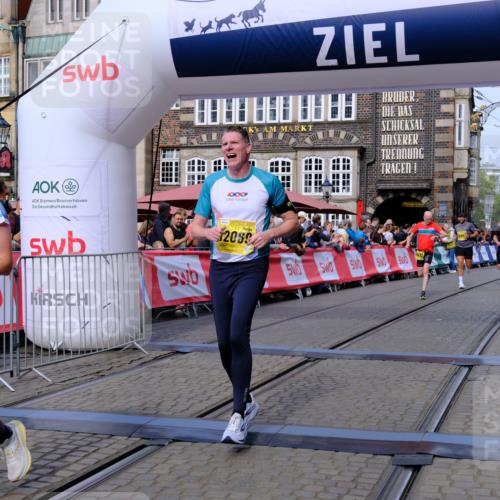 13.09.2026 - 21. swb-Marathon Bremen Tim E. http://msf.ph/oto/10303300 13.09.2026 10:46:09 Ziel 10436, 10464, 10987, 11015, 11063, 11279, 11559, 11762, 11845, 12033, 12069, 12087, 12556, 12557, 13595 meine-sportfotos.de
