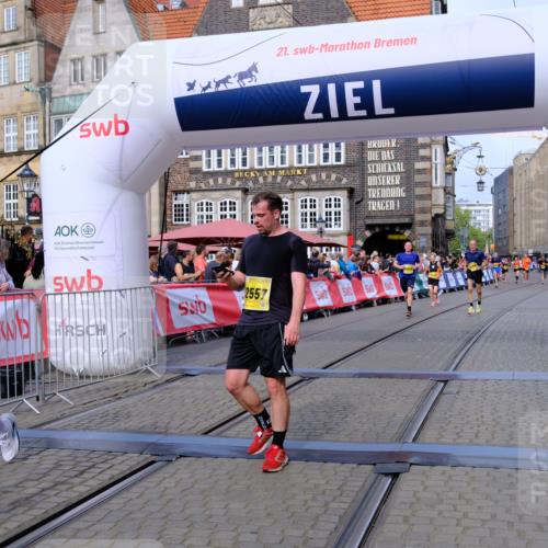13.09.2026 - 21. swb-Marathon Bremen Tim E. http://msf.ph/oto/10303365 13.09.2026 10:46:15 Ziel 10436, 11015, 11762, 11956, 12033, 12069, 12556, 12557, 13529, 13612 meine-sportfotos.de
