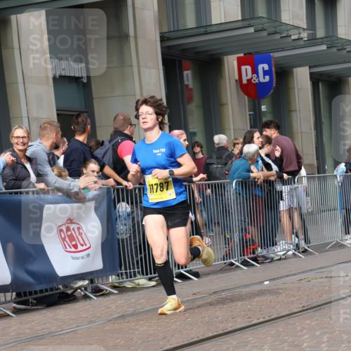 13.09.2026 - 21. swb-Marathon Bremen Strokosch-Dieckow http://msf.ph/oto/10303454 13.09.2026 10:51:28 Ziel 10162, 10183, 10281, 10348, 10467, 10641, 11273, 11277, 11542, 11685, 11733, 11777, 11784, 11787, 11962, 12329, 12349, 10334, 10381, 10471, 10515, 10544, 10763, 10808, 10825, 10862, 10887, 10984, 11145, 11503, 11537, 11787, 11801, 11973, 12051, 12133, 12424, 12548, 12552, 13631 meine-sportfotos.de