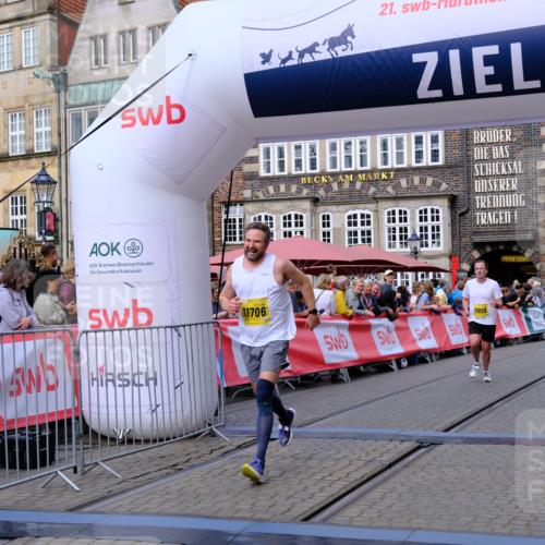 13.09.2026 - 21. swb-Marathon Bremen Tim E. http://msf.ph/oto/10303487 13.09.2026 10:46:32 Ziel 10228, 10447, 10992, 11706, 11925, 11926, 13529, 13609, 13640 meine-sportfotos.de