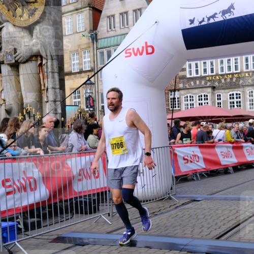 13.09.2026 - 21. swb-Marathon Bremen Tim E. http://msf.ph/oto/10303496 13.09.2026 10:46:33 Ziel 10228, 10447, 10992, 11706, 11925, 11926, 13609, 13640 meine-sportfotos.de