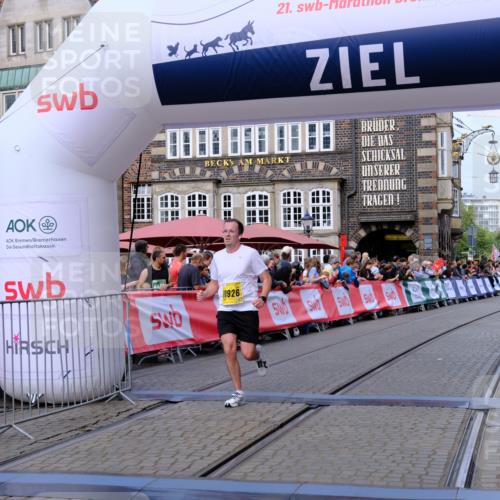 13.09.2026 - 21. swb-Marathon Bremen Tim E. http://msf.ph/oto/10303502 13.09.2026 10:46:34 Ziel 10228, 10447, 10992, 11287, 11706, 11925, 11926, 13609, 13640 meine-sportfotos.de