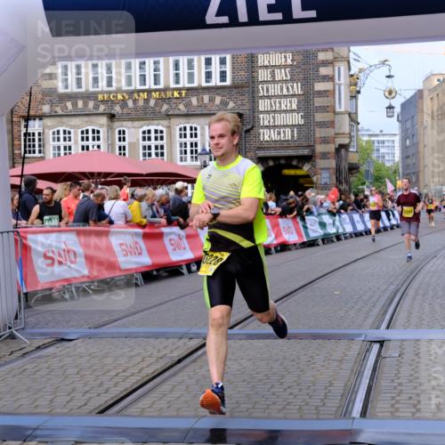 13.09.2026 - 21. swb-Marathon Bremen Tim E. http://msf.ph/oto/10303543 13.09.2026 10:46:39 Ziel 10228, 11110, 11287, 11356, 11706, 11925, 11926, 13609, 13640 meine-sportfotos.de
