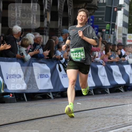 13.09.2026 - 21. swb-Marathon Bremen Strokosch-Dieckow http://msf.ph/oto/10303723 13.09.2026 12:56:29 Ziel 250, 6630, 901, 1212, 1288, 4936, 13224 meine-sportfotos.de