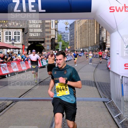 13.09.2026 - 21. swb-Marathon Bremen Tim E. http://msf.ph/oto/10303731 13.09.2026 10:47:08 Ziel 10289, 10445, 10504, 11199, 11212, 11608, 11661, 11783, 12364, 12375 meine-sportfotos.de