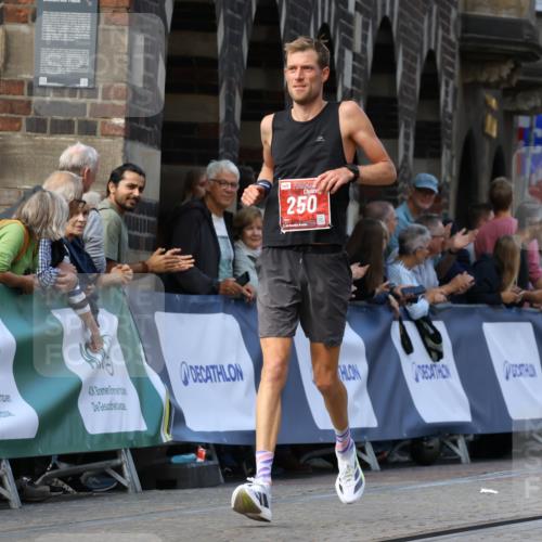13.09.2026 - 21. swb-Marathon Bremen Strokosch-Dieckow http://msf.ph/oto/10303747 13.09.2026 12:56:35 Ziel 250, 6630, 901, 1288 meine-sportfotos.de