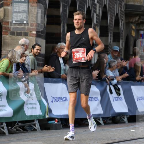 13.09.2026 - 21. swb-Marathon Bremen Strokosch-Dieckow http://msf.ph/oto/10303752 13.09.2026 12:56:36 Ziel 250, 6630, 901, 1288 meine-sportfotos.de