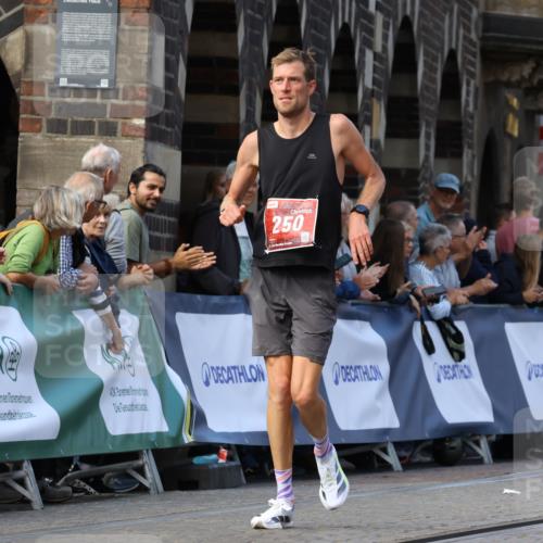 13.09.2026 - 21. swb-Marathon Bremen Strokosch-Dieckow http://msf.ph/oto/10303756 13.09.2026 12:56:36 Ziel 250, 6630, 901, 1288 meine-sportfotos.de