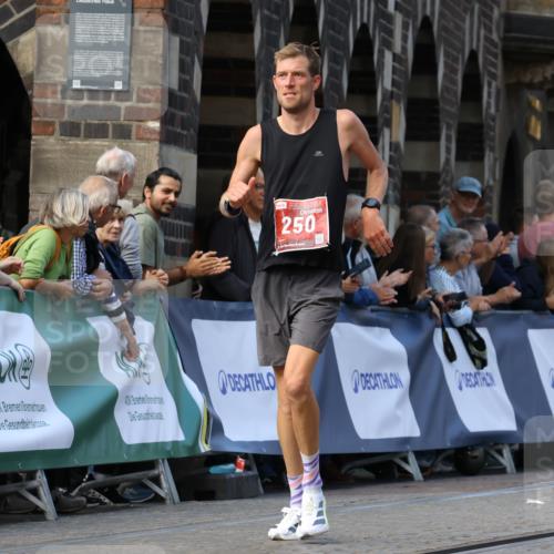 13.09.2026 - 21. swb-Marathon Bremen Strokosch-Dieckow http://msf.ph/oto/10303762 13.09.2026 12:56:36 Ziel 250, 6630, 901, 1288 meine-sportfotos.de