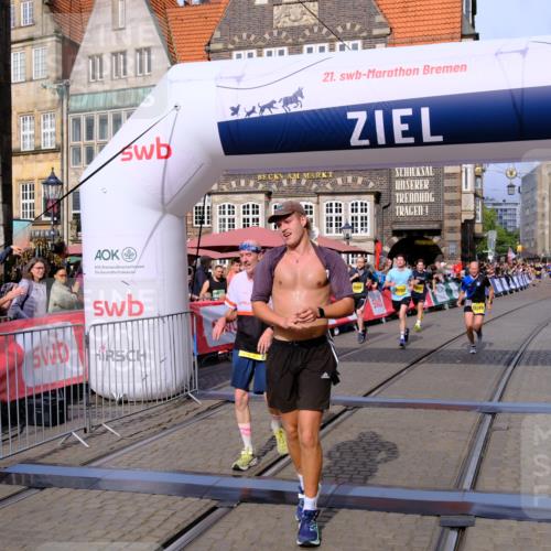 13.09.2026 - 21. swb-Marathon Bremen Tim E. http://msf.ph/oto/10303770 13.09.2026 10:47:11 Ziel 10289, 10445, 10504, 11060, 11199, 11212, 11344, 11608, 11661, 11783, 12364, 12375 meine-sportfotos.de