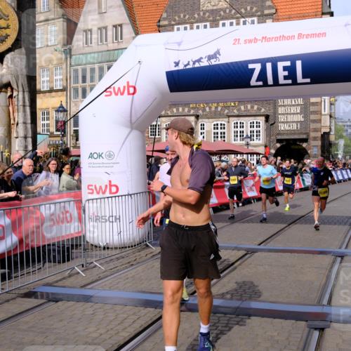 13.09.2026 - 21. swb-Marathon Bremen Tim E. http://msf.ph/oto/10303779 13.09.2026 10:47:12 Ziel 10289, 10445, 10504, 11060, 11199, 11212, 11344, 11608, 11661, 11783, 12364, 12375 meine-sportfotos.de