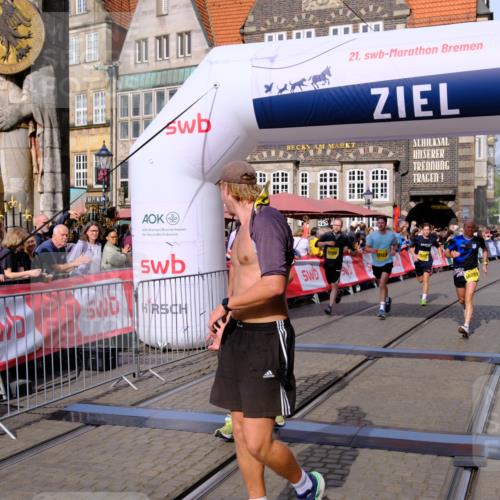 13.09.2026 - 21. swb-Marathon Bremen Tim E. http://msf.ph/oto/10303785 13.09.2026 10:47:12 Ziel 10289, 10445, 10504, 11060, 11199, 11212, 11344, 11608, 11661, 11783, 12364, 12375 meine-sportfotos.de