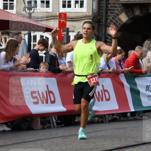 13.09.2026 - 21. swb-Marathon Bremen Strokosch-Dieckow http://msf.ph/oto/10303860 13.09.2026 12:56:58 Ziel 901, 1212, 1288, 4936, 13224, 365, 573, 850, 3368 meine-sportfotos.de