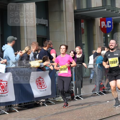 13.09.2026 - 21. swb-Marathon Bremen Strokosch-Dieckow http://msf.ph/oto/10303911 13.09.2026 10:51:57 Ziel 10588, 11371, 11487, 11610, 11669, 11877, 12319, 13578, 10162, 10183, 10218, 10281, 10348, 10467, 10641, 11273, 11277, 11285, 11376, 11542, 11555, 11685, 11733, 11777, 11784, 11869, 11962, 12329, 12349 meine-sportfotos.de