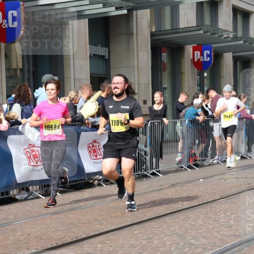13.09.2026 - 21. swb-Marathon Bremen Strokosch-Dieckow http://msf.ph/oto/10303930 13.09.2026 10:51:58 Ziel 10588, 10761, 11371, 11487, 11610, 11669, 11877, 12319, 13578, 10162, 10183, 10218, 10281, 10348, 10467, 10641, 11273, 11277, 11285, 11376, 11542, 11555, 11685, 11733, 11777, 11784, 11869, 11877, 11962, 12329, 12349 meine-sportfotos.de