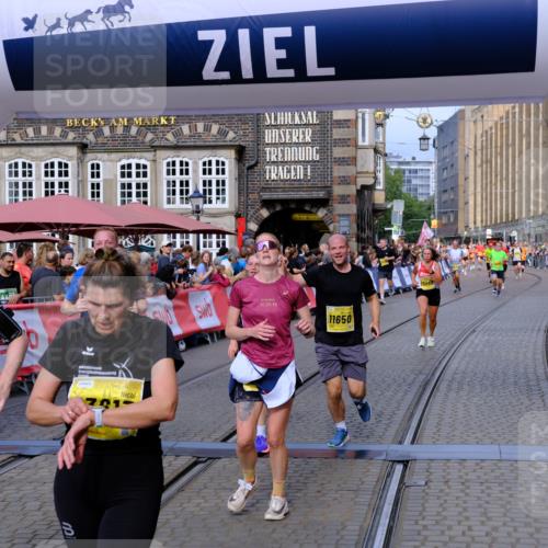 13.09.2026 - 21. swb-Marathon Bremen Tim E. http://msf.ph/oto/10303969 13.09.2026 10:47:26 Ziel 10319, 10744, 11060, 11187, 11212, 11344, 11462, 11608, 11650, 11651, 11814, 12048, 12298, 12415, 12470, 13589, 13613 meine-sportfotos.de