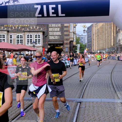 13.09.2026 - 21. swb-Marathon Bremen Tim E. http://msf.ph/oto/10303975 13.09.2026 10:47:27 Ziel 10319, 10744, 11060, 11187, 11344, 11462, 11608, 11650, 11651, 11814, 12048, 12298, 12415, 12470, 13528, 13589, 13613 meine-sportfotos.de