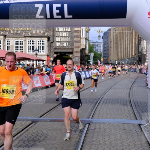 13.09.2026 - 21. swb-Marathon Bremen Tim E. http://msf.ph/oto/10304149 13.09.2026 10:47:39 Ziel 10189, 10270, 10310, 10319, 10807, 10898, 11187, 11269, 11462, 11469, 12048, 12195, 12296, 12298, 13528, 13545, 13589 meine-sportfotos.de