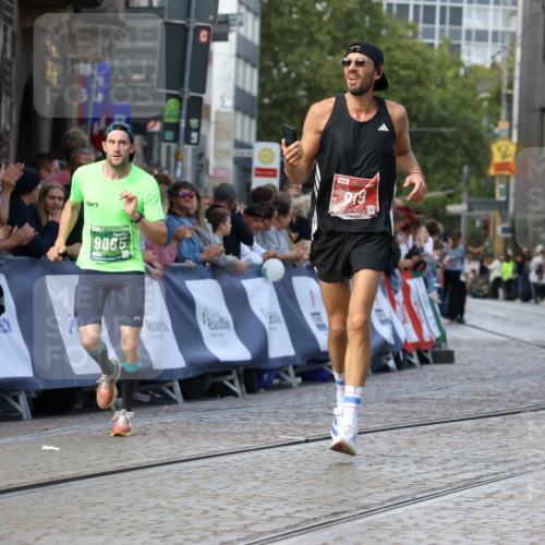 13.09.2026 - 21. swb-Marathon Bremen Strokosch-Dieckow http://msf.ph/oto/10304189 13.09.2026 12:57:58 Ziel 919, 2986, 4795, 6264, 2073, 2099, 9065 meine-sportfotos.de