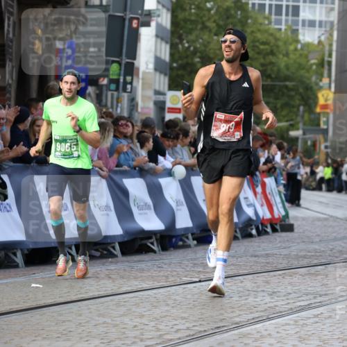 13.09.2026 - 21. swb-Marathon Bremen Strokosch-Dieckow http://msf.ph/oto/10304195 13.09.2026 12:57:58 Ziel 919, 2986, 4795, 6264, 2073, 2099, 9065 meine-sportfotos.de