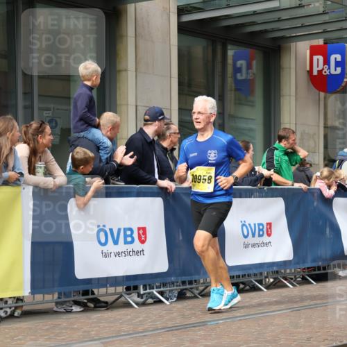 13.09.2026 - 21. swb-Marathon Bremen Strokosch-Dieckow http://msf.ph/oto/10304198 13.09.2026 10:52:24 Ziel 10193, 10304, 10339, 10652, 10734, 10812, 10827, 10906, 10958, 11002, 11038, 11109, 11144, 11350, 11362, 11597, 11604, 11605, 12019, 12338, 12361, 12399, 12439, 12533, 10588, 10761, 10958, 11371, 11487, 11604, 11605, 11610, 11669, 12319, 13578 meine-sportfotos.de