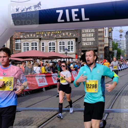 13.09.2026 - 21. swb-Marathon Bremen Tim E. http://msf.ph/oto/10304255 13.09.2026 10:47:49 Ziel 10189, 10210, 10223, 10270, 10310, 10594, 10807, 10860, 10873, 10898, 11130, 11269, 11469, 11646, 11809, 12077, 12195, 12296, 12318, 12547, 13521 meine-sportfotos.de